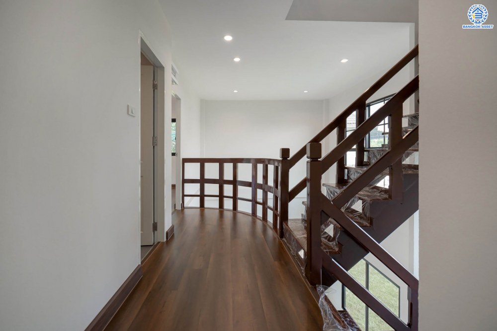 บ้านมือสองตกแต่งใหม่ โครงการ ดิเอมเมอรัลด์การ์เด้น ทวีวัฒนา เนื้อที่ 80 ตร.ว. ฟังก์ชัน 4 ห้องนอน 3 ห้องน้ำ จอดรถได้ 2 คัน บนทำเลศักยภาพเชื่อมต่อหลายเส้นทาง ทั้ง ถนนทวีวัฒนา, ถนนพุทธมณฑลสาย4, ถนนบรมราชชนนี ใกล้เซ็นทรัลปิ่นเกล้า และมหาวิทยาลัยมหิดล